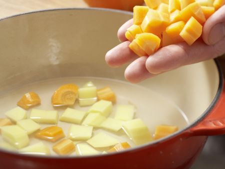 Möhrenbrei mit Lachsfilet Zubereitung Schritt 2 Möhrenbrei mit Lachsfilet Zubereitung Schritt 2