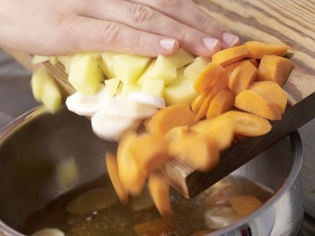 Möhrencremesuppe Zubereitung Schritt 2 Möhrencremesuppe Zubereitung Schritt 2