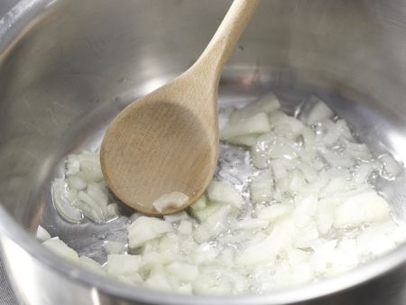 Möhrensuppe mit Pfannkuchenwürfeln Zubereitung Schritt 2 Möhrensuppe mit Pfannkuchenwürfeln Zubereitung Schritt 2