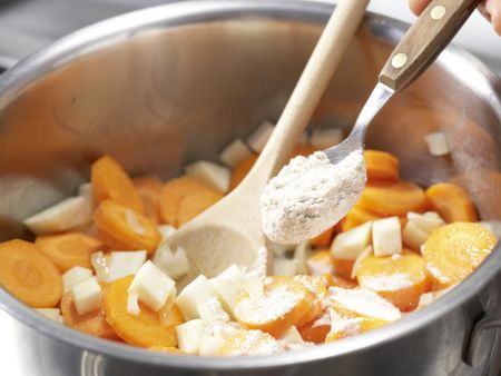 Möhrensuppe mit Pfannkuchenwürfeln Zubereitung Schritt 3 Möhrensuppe mit Pfannkuchenwürfeln Zubereitung Schritt 3