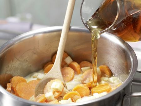 Möhrensuppe mit Pfannkuchenwürfeln Zubereitung Schritt 4 Möhrensuppe mit Pfannkuchenwürfeln Zubereitung Schritt 4