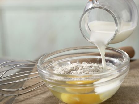 Möhrensuppe mit Pfannkuchenwürfeln Zubereitung Schritt 5 Möhrensuppe mit Pfannkuchenwürfeln Zubereitung Schritt 5