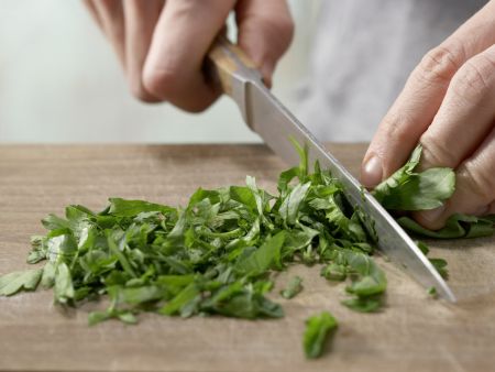 Möhrensuppe mit Pfannkuchenwürfeln Zubereitung Schritt 6 Möhrensuppe mit Pfannkuchenwürfeln Zubereitung Schritt 6