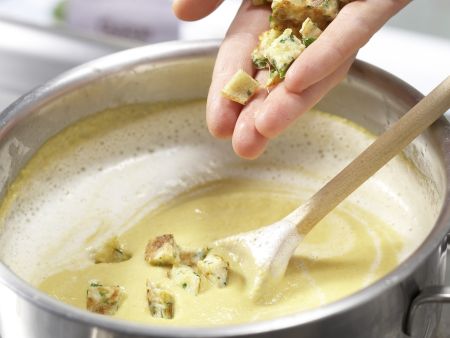 Möhrensuppe mit Pfannkuchenwürfeln Zubereitung Schritt 9 Möhrensuppe mit Pfannkuchenwürfeln Zubereitung Schritt 9