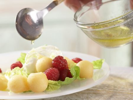 Mozzarella-Melonen-Salat Zubereitung Schritt 6 Mozzarella-Melonen-Salat Zubereitung Schritt 6