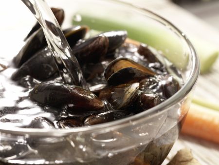 Muscheln in Asia-Aromen gedünstet Zubereitung Schritt 1 Muscheln in Asia-Aromen gedünstet Zubereitung Schritt 1