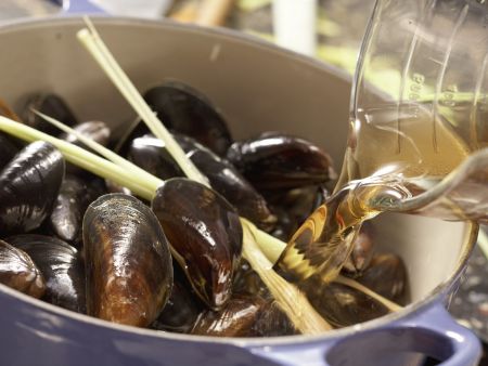 Muscheln in Asia-Aromen gedünstet Zubereitung Schritt 6 Muscheln in Asia-Aromen gedünstet Zubereitung Schritt 6