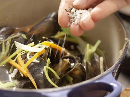 Muscheln in Asia-Aromen gedünstet Zubereitung Schritt 8 Muscheln in Asia-Aromen gedünstet Zubereitung Schritt 8
