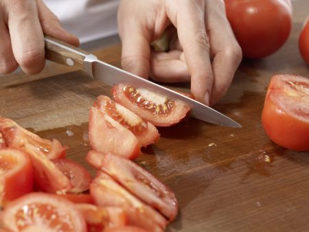 Nudel-Rührei mit Tomatensalat Zubereitung Schritt 1 Nudel-Rührei mit Tomatensalat Zubereitung Schritt 1