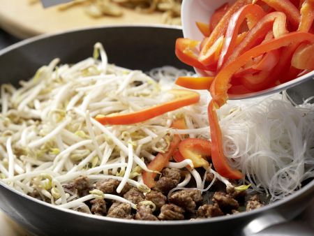 Nudelpfanne mit Sprossen und Ei Zubereitung Schritt 10 Nudelpfanne mit Sprossen und Ei Zubereitung Schritt 10
