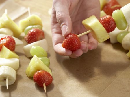 Obst am Spieß Zubereitung Schritt 6 Obst am Spieß Zubereitung Schritt 6