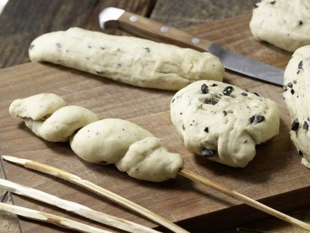 Oliven-Stockbrot Zubereitung Schritt 4 Oliven-Stockbrot Zubereitung Schritt 4