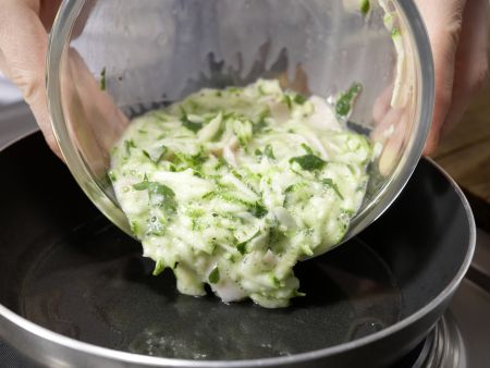 Omelett-Burger mit Zucchini Zubereitung Schritt 5 Omelett-Burger mit Zucchini Zubereitung Schritt 5