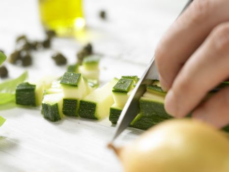 Penne mit Zucchini und Kapern Zubereitung Schritt 1 Penne mit Zucchini und Kapern Zubereitung Schritt 1