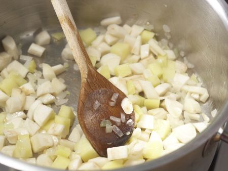 Petersilien-Pastinaken-Suppe Zubereitung Schritt 3 Petersilien-Pastinaken-Suppe Zubereitung Schritt 3
