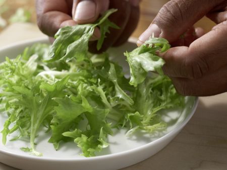 Pfifferling-Frisée-Salat Zubereitung Schritt 2 Pfifferling-Frisée-Salat Zubereitung Schritt 2