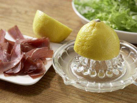 Pfifferling-Frisée-Salat Zubereitung Schritt 4 Pfifferling-Frisée-Salat Zubereitung Schritt 4