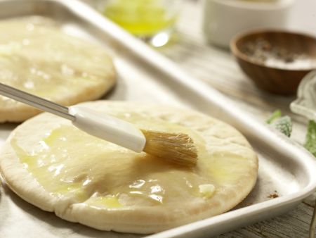 Pita-Ecken mit Erbsen-Dip Zubereitung Schritt 2 Pita-Ecken mit Erbsen-Dip Zubereitung Schritt 2