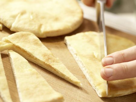 Pita-Ecken mit Erbsen-Dip Zubereitung Schritt 3 Pita-Ecken mit Erbsen-Dip Zubereitung Schritt 3