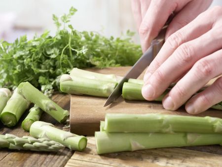Pizza mit grünem Spargel Zubereitung Schritt 3 Pizza mit grünem Spargel Zubereitung Schritt 3