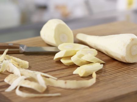 Pürierte Pastinakensuppe Zubereitung Schritt 1 Pürierte Pastinakensuppe Zubereitung Schritt 1