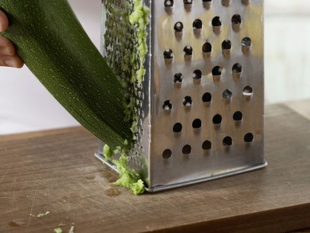 Puten-Nuggets im Zucchini-Mantel Zubereitung Schritt 1 Puten-Nuggets im Zucchini-Mantel Zubereitung Schritt 1