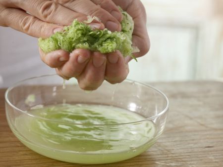 Puten-Nuggets im Zucchini-Mantel Zubereitung Schritt 3 Puten-Nuggets im Zucchini-Mantel Zubereitung Schritt 3