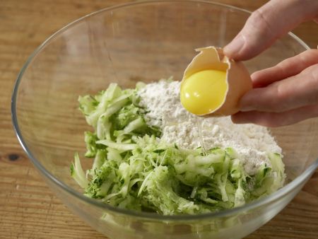 Puten-Nuggets im Zucchini-Mantel Zubereitung Schritt 4 Puten-Nuggets im Zucchini-Mantel Zubereitung Schritt 4