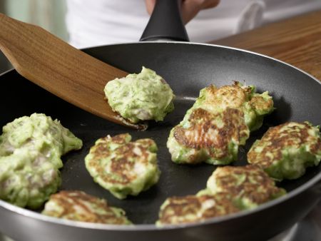 Puten-Nuggets im Zucchini-Mantel Zubereitung Schritt 6 Puten-Nuggets im Zucchini-Mantel Zubereitung Schritt 6