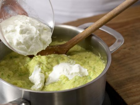 Puten-Nuggets im Zucchini-Mantel Zubereitung Schritt 8 Puten-Nuggets im Zucchini-Mantel Zubereitung Schritt 8