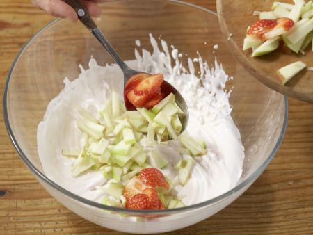 Quarkcreme mit Eis und Obst Zubereitung Schritt 4 Quarkcreme mit Eis und Obst Zubereitung Schritt 4