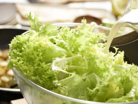 Räucherforelle auf grünem Salat Zubereitung Schritt 6 Räucherforelle auf grünem Salat Zubereitung Schritt 6