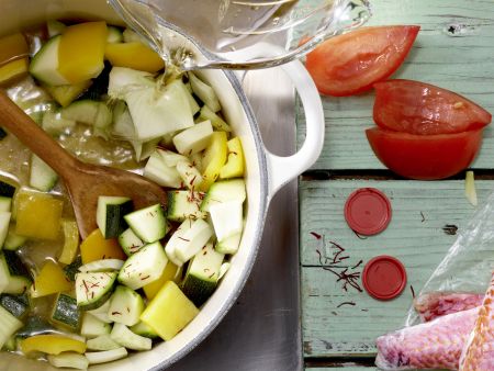 Rotbarben in Gemüsesuppe Zubereitung Schritt 2 Rotbarben in Gemüsesuppe Zubereitung Schritt 2