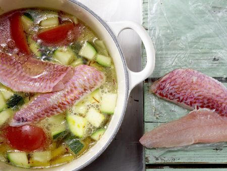 Rotbarben in Gemüsesuppe Zubereitung Schritt 3 Rotbarben in Gemüsesuppe Zubereitung Schritt 3