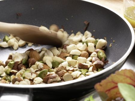 Salat mit Karamellnüssen Zubereitung Schritt 1 Salat mit Karamellnüssen Zubereitung Schritt 1