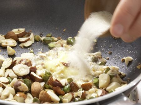 Salat mit Karamellnüssen Zubereitung Schritt 2 Salat mit Karamellnüssen Zubereitung Schritt 2