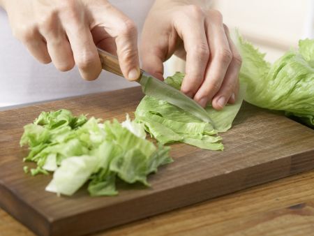 Salatplatte mit pikanten Herzen Zubereitung Schritt 3 Salatplatte mit pikanten Herzen Zubereitung Schritt 3