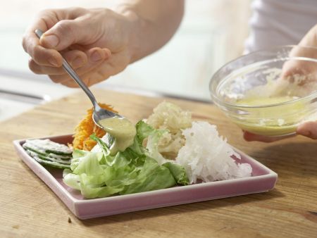 Salatplatte mit pikanten Herzen Zubereitung Schritt 6 Salatplatte mit pikanten Herzen Zubereitung Schritt 6