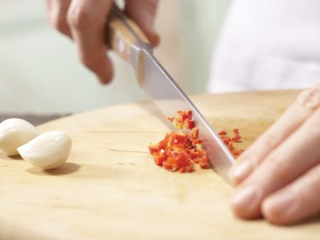 Scharfe Tomaten-Thunfisch-Pasta Zubereitung Schritt 2 Scharfe Tomaten-Thunfisch-Pasta Zubereitung Schritt 2