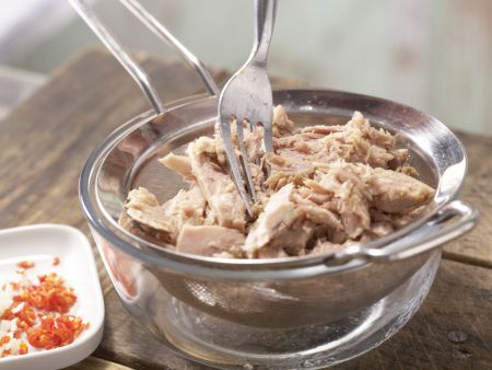 Scharfe Tomaten-Thunfisch-Pasta Zubereitung Schritt 3 Scharfe Tomaten-Thunfisch-Pasta Zubereitung Schritt 3