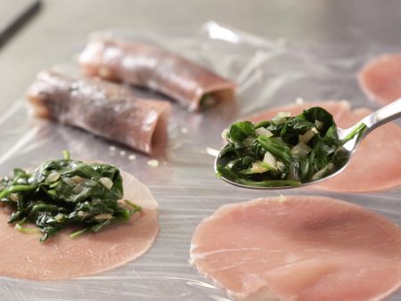 Schinken-Spinat-Röllchen Zubereitung Schritt 5 Schinken-Spinat-Röllchen Zubereitung Schritt 5