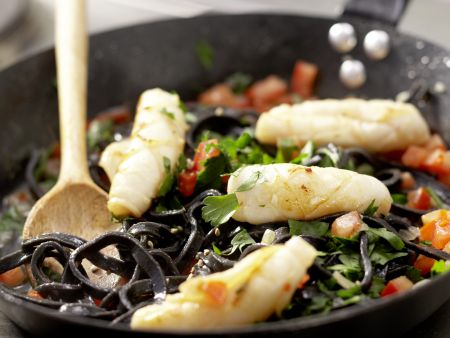 Schwarze Tintenfisch-Pasta Zubereitung Schritt 10 Schwarze Tintenfisch-Pasta Zubereitung Schritt 10