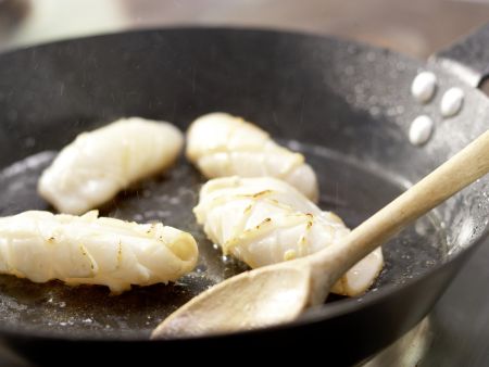 Schwarze Tintenfisch-Pasta Zubereitung Schritt 6 Schwarze Tintenfisch-Pasta Zubereitung Schritt 6