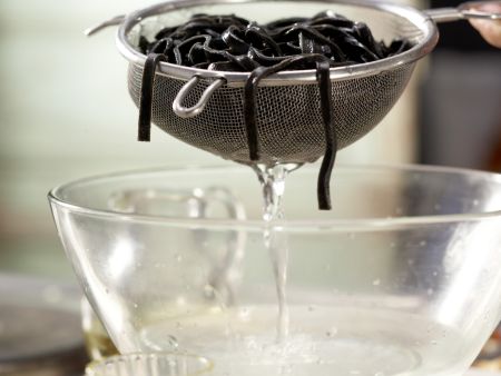 Schwarze Tintenfisch-Pasta Zubereitung Schritt 9 Schwarze Tintenfisch-Pasta Zubereitung Schritt 9