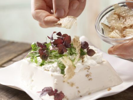 Seidentofu mit Bonito-Flocken Zubereitung Schritt 5 Seidentofu mit Bonito-Flocken Zubereitung Schritt 5