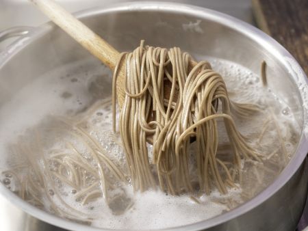 Soba-Nudeln mit Mairüben Zubereitung Schritt 4 Soba-Nudeln mit Mairüben Zubereitung Schritt 4