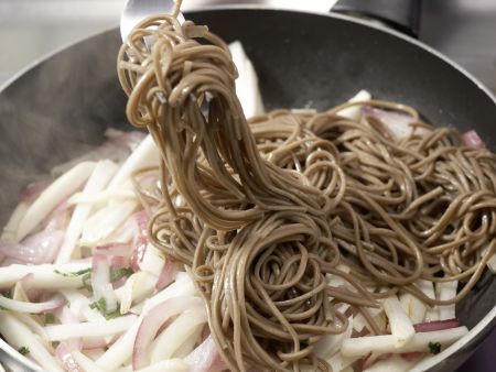 Soba-Nudeln mit Mairüben Zubereitung Schritt 7 Soba-Nudeln mit Mairüben Zubereitung Schritt 7