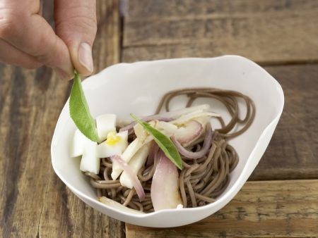 Soba-Nudeln mit Mairüben Zubereitung Schritt 8 Soba-Nudeln mit Mairüben Zubereitung Schritt 8