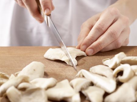 Spätzlepfanne Zubereitung Schritt 1 Spätzlepfanne Zubereitung Schritt 1