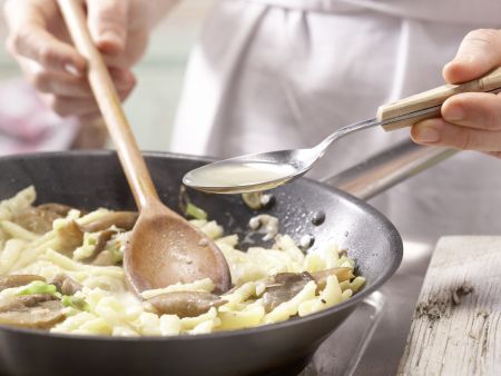Spätzlepfanne Zubereitung Schritt 4 Spätzlepfanne Zubereitung Schritt 4